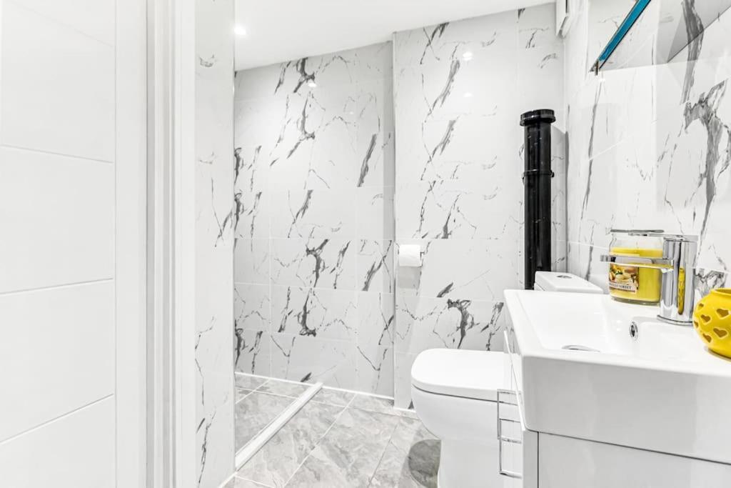 Luxstay Holland Park Apartment With Ac Londen Buitenkant foto